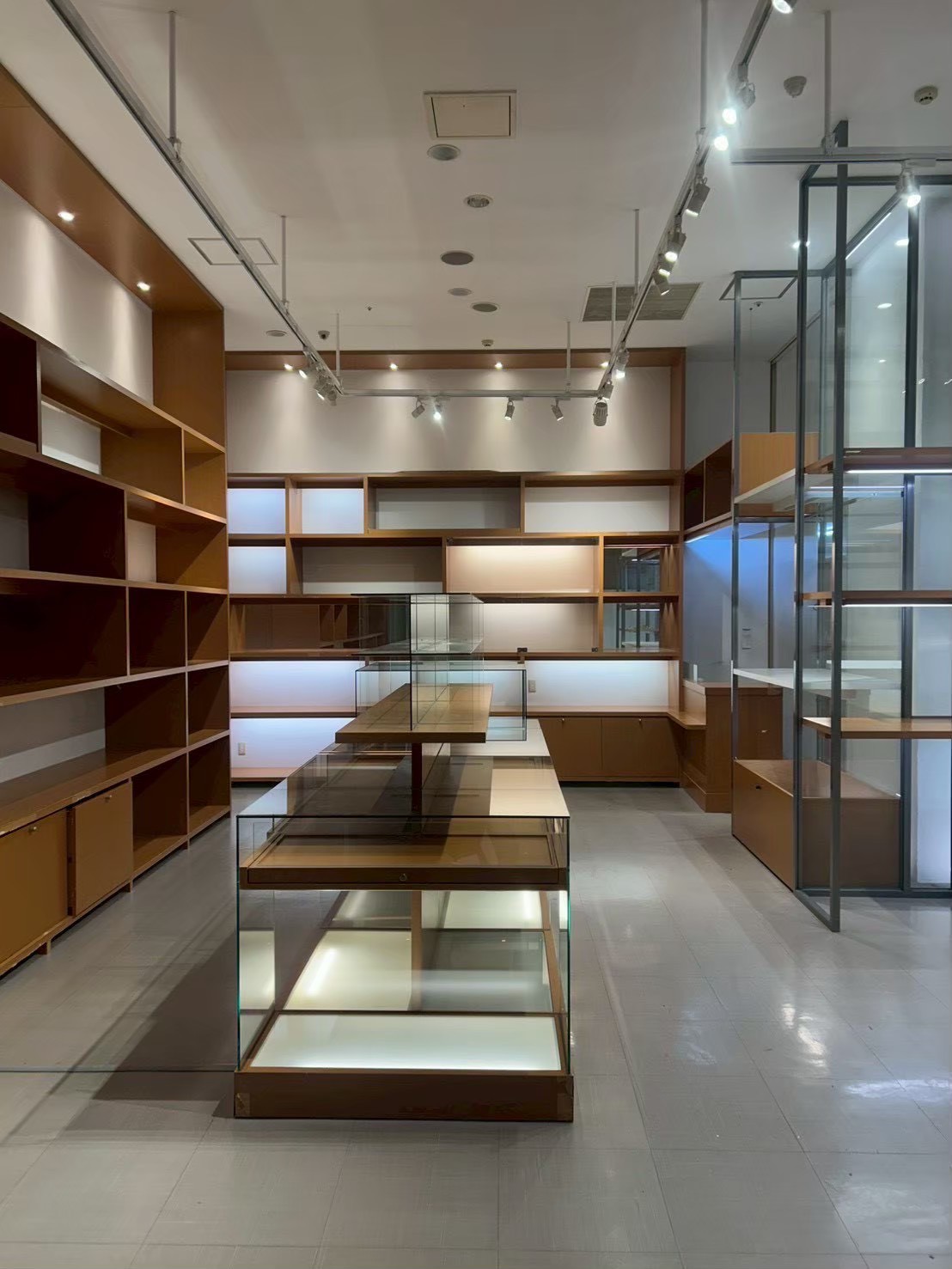 イオンモールりんくう物販区①様【大阪府】 Before